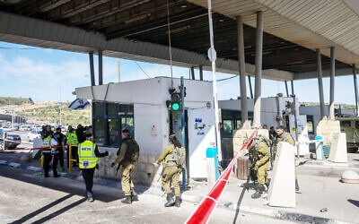 Police et personnel de sécurité sur les lieux d'une attaque à l'arme blanche au poste de contrôle des "Tunnels", à proximité de Jérusalem, le 13 mars 2024. (Crédit : Chaïm Goldberg/Flash90)