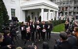Des membres des familles des otages israélo-américains détenus par le Hamas s'adressant à la presse après une réunion avec le président américain Joe Biden, à l'extérieur de la Maison Blanche, à Washington, le 13 décembre 2023. (Crédit : Jim Watson/AFP)