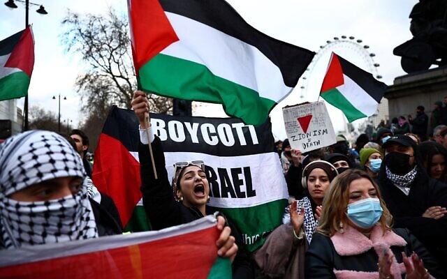 Des manifestants pro-palestiniens et anti-Israël agitant des drapeaux palestiniens, scandant des slogans et appelant à un cessez-le-feu dans la guerre à Gaza, dans le centre de Londres, le 6 janvier 2024. (Crédit : Henry Nicholls/AFP) Des manifestants pro-palestiniens et anti-Israël agitant des drapeaux palestiniens, scandant des slogans et appelant à un cessez-le-feu dans la guerre à Gaza, dans le centre de Londres, le 6 janvier 2024. (Crédit : Henry Nicholls/AFP)
