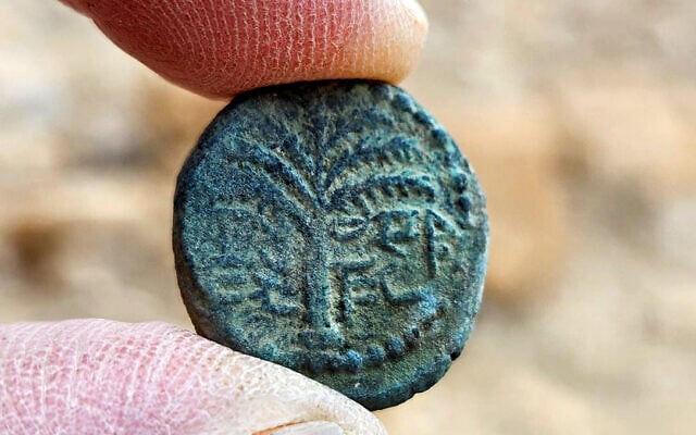 Une pièce rare "Eléazar le Prêtre" retrouvée dans le désert de Judée, sur une photo non-datée. (Crédit : Oriya Amichai/Israel Antiquities Authority)