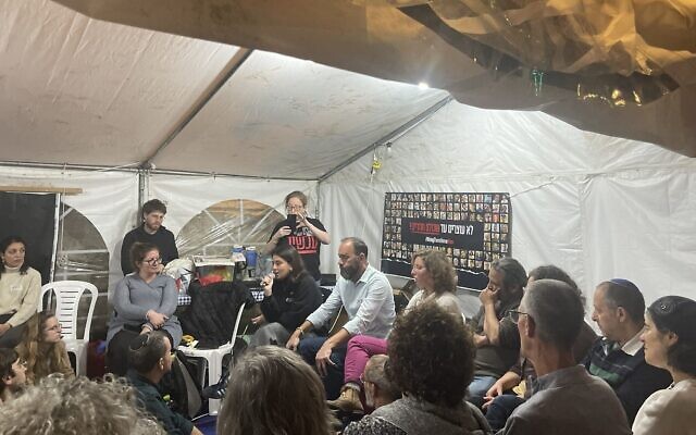 Jon Polin et Leebie Goldberg-Polin (au centre) dans la tente du rassemblement des proches des otages à Jérusalem, le 27 mars 2024. (Crédit : Jessica Steinberg/Times of Israel) Jon Polin et Leebie Goldberg-Polin (au centre) dans la tente du rassemblement des proches des otages à Jérusalem, le 27 mars 2024. (Crédit : Jessica Steinberg/Times of Israel)