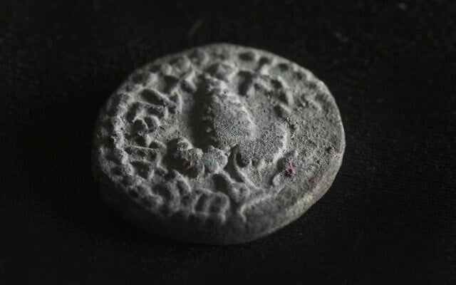 Une pièce rare "Eléazar le Prêtre" retrouvée dans le désert de Judée, sur une photo non-datée. (Crédit :Emil Aladjem/Israel 
Antiquities Authority)