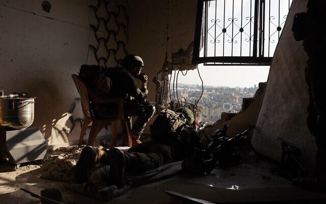 Des soldats en opération dans la bande de Gaza, sur une photo non-datée autorisée à la publication le 1er mars 2024. (Crédit : Armée israélienne)