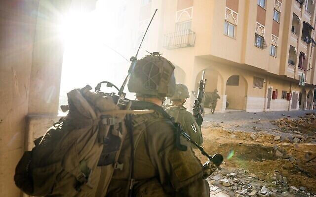 Des soldats opérant dans la bande de Gaza, sur une photo autorisée à publication le 12 mars 2024. (Crédit : Armée israélienne)