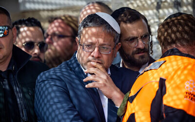 Le ministre de la Sécurité nationale Itamar Ben Gvir assistant aux funérailles du rabbin Yitzhak Zeiger, tué dans une attaque terroriste près d'Eli, à Jérusalem, le 1er mars 2024. (Crédit : Yonatan Sindel/Flash90)