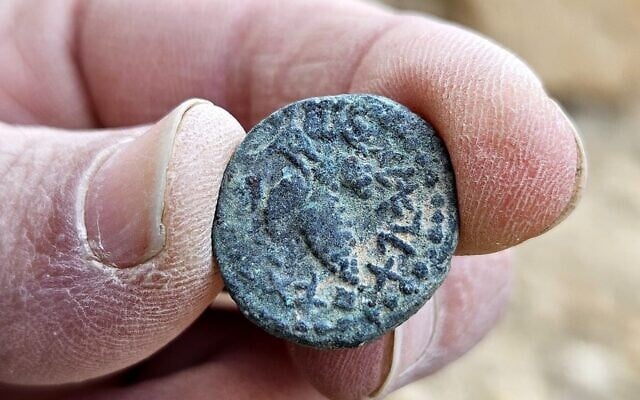 Une pièce rare "Eléazar le Prêtre" retrouvée dans le désert de Judée, sur une photo non-datée. (Crédit : Oriya Amichai/Israel Antiquities Authority)