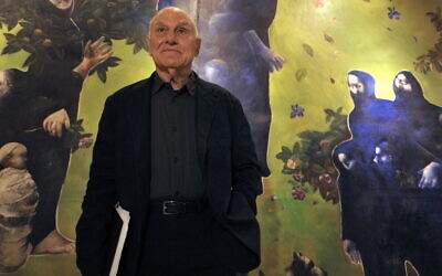 L'artiste américain Richard Serra pose lors d'une conférence de presse à Oviedo le 21 octobre 2010, avant la remise des prix Prince des Asturies. Richard Serra est considéré comme l'un des sculpteurs d'avant-garde les plus importants de la seconde moitié du XXe siècle, pour sa vision innovante de l'incorporation d'espaces urbains dans des œuvres d'art qui incitent les gens à réfléchir. (Crédit : MIGUEL RIOPA / AFP)