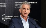 Le directeur de l’agence de renseignement du Mossad, David Barnea, s'exprimant lors du sommet mondial de l'Institut international de lutte contre le terrorisme (ICT), à Herzliya, le 10 septembre 2023. (Crédit : Gil Cohen-Magen/AFP)