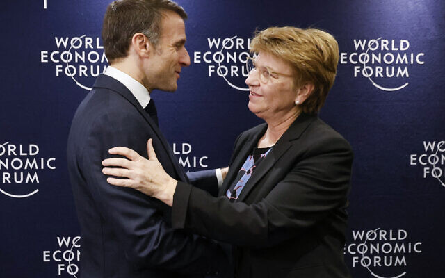 Le président français Emmanuel Macron et la présidente fédérale suisse Viola Amherd lors du Forum économique mondial à Davos, le 17 janvier 2024. (Crédit : Ludovic MARIN / POOL / AFP) Le président français Emmanuel Macron et la présidente fédérale suisse Viola Amherd lors du Forum économique mondial à Davos, le 17 janvier 2024. (Crédit : Ludovic MARIN / POOL / AFP)