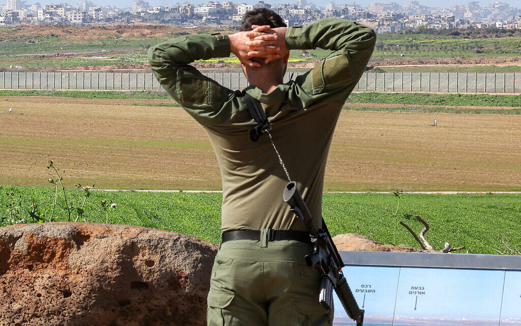 Un soldat se tenant près de la frontière entre le sud d'Israël et la bande de Gaza, le 31 janvier 2024. (Crédit : Jack Guez/AFP) Un soldat se tenant près de la frontière entre le sud d'Israël et la bande de Gaza, le 31 janvier 2024. (Crédit : Jack Guez/AFP)