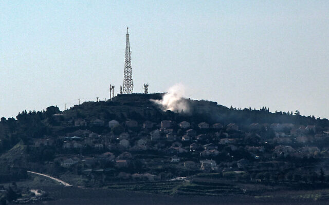 Des volutes de fumée dans la ville frontalière de Metula, dans le nord d'Israël, à la suite d'une attaque du Hezbollah, sur une photo prise dans les environs de Marjayoun, dans le sud du Liban, le 8 février 2024. (Crédit : AFP) Des volutes de fumée dans la ville frontalière de Metula, dans le nord d'Israël, à la suite d'une attaque du Hezbollah, sur une photo prise dans les environs de Marjayoun, dans le sud du Liban, le 8 février 2024. (Crédit : AFP)