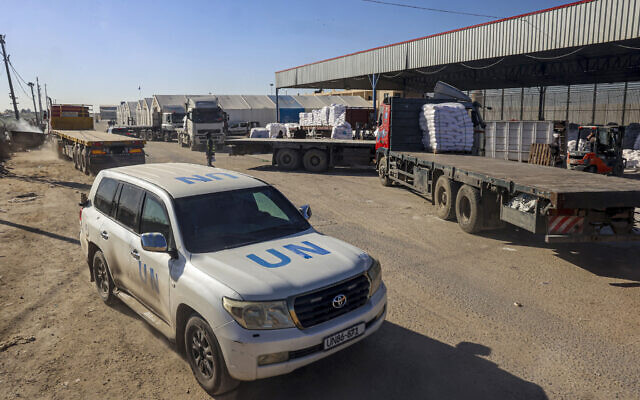 Photo d'lllustration: Une voiture des Nations unies passant devant des camions d'aide humanitaire entrés à Gaza par le poste frontière de Kerem Shalom, dans le sud de la bande de Gaza, le 17 février 2024. (Crédit : Saïd Khatib/AFP) Photo d'lllustration: Une voiture des Nations unies passant devant des camions d'aide humanitaire entrés à Gaza par le poste frontière de Kerem Shalom, dans le sud de la bande de Gaza, le 17 février 2024. (Crédit : Saïd Khatib/AFP)