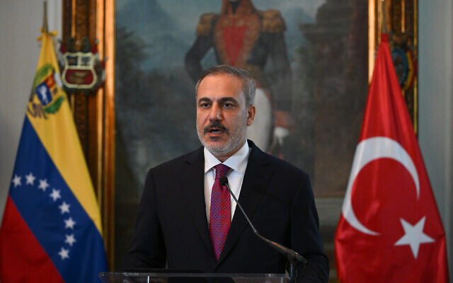 Le ministre des Affaires étrangères turc Hakan Fidan s'exprimant lors d'une conférence de presse au ministère des Affaires étrangères du Venezuela, à Caracas, le 24 février 2024. (Crédit :Federico Parra/AFP)