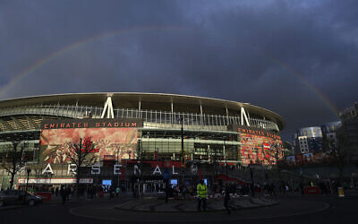 Illustration : Un arc-en-ciel au-dessus de l'Emirates Stadium avant le match de football de la Premier League anglaise entre Arsenal et Newcastle United, à Londres, le 24 février 2024. (Crédit : Justin Tallis/AFP)
