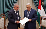 Le Premier ministre de l'Autorité palestinienne Mohammad Shtayyeh (à gauche) présentant la démission de son gouvernement à Mahmoud Abbas, à Ramallah, le 26 février 2024. (Crédit : Thaer Ghanem/PPO/AFP)