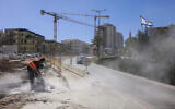 Un chantier de construction dans l'implantation de Maale Adumim, en Cisjordanie, le 29 février 2024. (Crédit : Menahem Kahana / AFP)