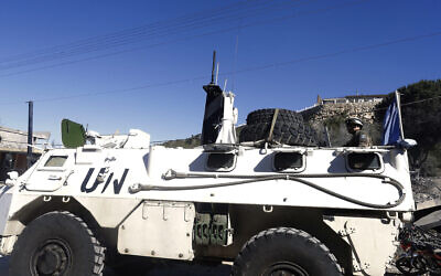 Illustration : Une patrouille de la FINUL sur le site d'une attaque israélienne, dans le village de Kafra, au sud du Liban, le 29 février 2024. (Crédit : Mahmoud Zayyat/AFP)