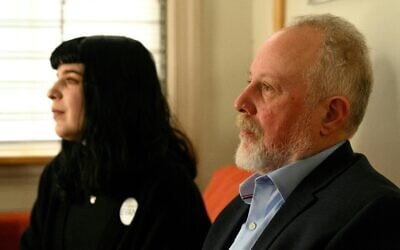 Mikhail Gershkovich, père d'Evan Gershkovich et sa sœur Danielle pendant un entretien vidéo chez Danielle Gershkovich, à Philadelphie, le 27 février 2024. (Crédit : Kriston Jae Bethel / AFP)