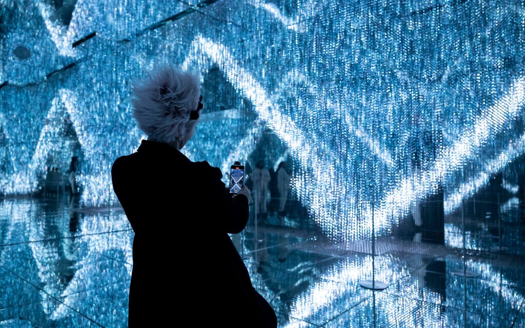 Un visiteur prend une photo d'une installation au Mercer Labs Museum of Art and Technology lors d'un vernissage, le 29 février 2024, à New York. (Crédit : ANGELA WEISS / AFP) Un visiteur prend une photo d'une installation au Mercer Labs Museum of Art and Technology lors d'un vernissage, le 29 février 2024, à New York. (Crédit : ANGELA WEISS / AFP)