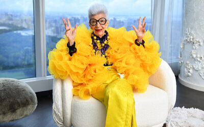 Iris Apfel lors de son 100e anniversaire, à New York, le 9 septembre 2021. (Crédit : Noam Galai / GETTY IMAGES NORTH AMERICA / Getty Images via AFP)