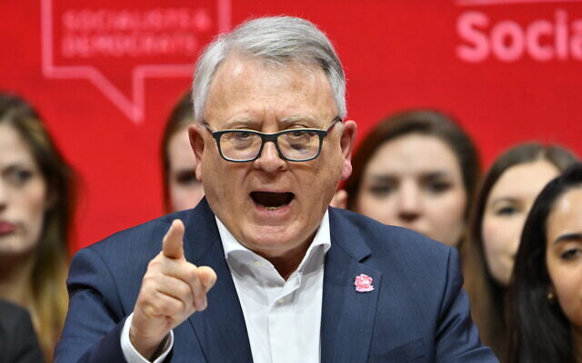 Le commissaire européen en charge de l'emploi et des droits sociaux, Nicolas Schmit, candidat commun désigné par le PSE, prononce un discours lors du congrès électoral du Parti socialiste européen (PSE) en vue des prochaines élections européennes de 2024, le 2 mars 2024 à Rome. (Crédit : Andreas SOLARO / AFP) Le commissaire européen en charge de l'emploi et des droits sociaux, Nicolas Schmit, candidat commun désigné par le PSE, prononce un discours lors du congrès électoral du Parti socialiste européen (PSE) en vue des prochaines élections européennes de 2024, le 2 mars 2024 à Rome. (Crédit : Andreas SOLARO / AFP)