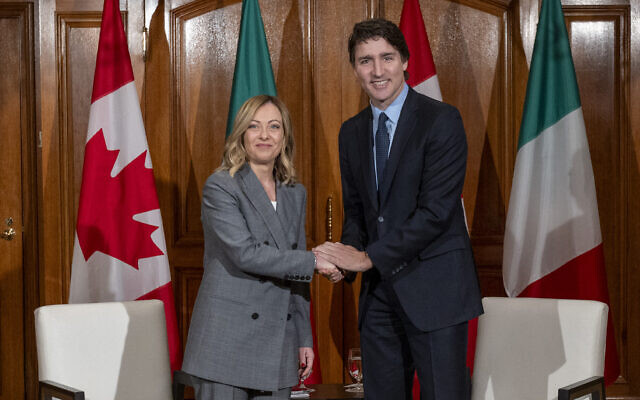 Le Premier ministre canadien Justin Trudeau accueille la Première ministre italienne Giorgia Meloni à Toronto, au Canada, le 2 mars 2024. (Crédit : CARLOS OSORIO / POOL / AFP) Le Premier ministre canadien Justin Trudeau accueille la Première ministre italienne Giorgia Meloni à Toronto, au Canada, le 2 mars 2024. (Crédit : CARLOS OSORIO / POOL / AFP)