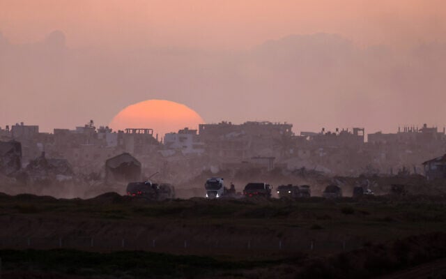 Cette photo prise dans le sud d'Israël montre des camions israéliens revenant de Gaza, le 3 mars 2024. (Crédit : Menahem KAHANA / AFP)