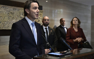 L'envoyé spécial américain Amos Hochstein faisant une déclaration après sa rencontre avec le président du Parlement libanais, à Beyrouth, le 4 mars 2024. (Crédit : AFP)