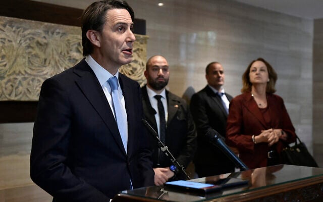 L'envoyé spécial américain Amos Hochstein faisant une déclaration après sa rencontre avec le président du Parlement libanais, à Beyrouth, le 4 mars 2024. (Crédit : AFP) L'envoyé spécial américain Amos Hochstein faisant une déclaration après sa rencontre avec le président du Parlement libanais, à Beyrouth, le 4 mars 2024. (Crédit : AFP)