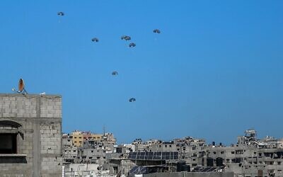 Une opération conjointe jordanienne, française, américaine et égyptienne de largage de colis d'aide dans le nord de la bande de Gaza, le 5 mars 2024. (Crédit : AFP)