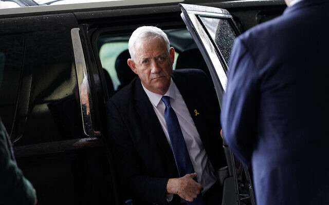 Le membre du cabinet de guerre Benny Gantz arrive au département d'État avant une rencontre avec le Secrétaire d'État Antony Blinken à Washington, le 5 mars 2024. (Crédit : Drew Angerer/AFP) Le membre du cabinet de guerre Benny Gantz arrive au département d'État avant une rencontre avec le Secrétaire d'État Antony Blinken à Washington, le 5 mars 2024. (Crédit : Drew Angerer/AFP)