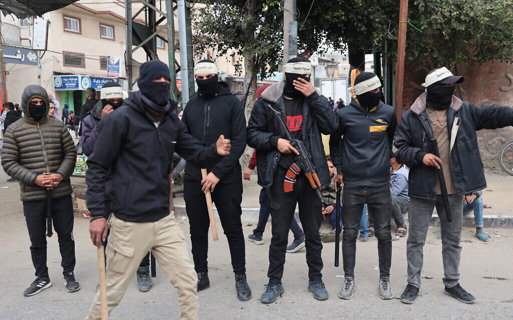 Photo d'illustration : Des membres masqués et armés des "Comités populaires de protection", créés par le Hamas et d'autres groupes terroristes, patrouillant dans les rues de la ville de Rafah, dans le sud de Gaza, le 6 mars 2024. (Crédit : Saïd Khatib/AFP) Photo d'illustration : Des membres masqués et armés des "Comités populaires de protection", créés par le Hamas et d'autres groupes terroristes, patrouillant dans les rues de la ville de Rafah, dans le sud de Gaza, le 6 mars 2024. (Crédit : Saïd Khatib/AFP)