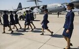 File - Le personnel féminin de l'armée de l'air chilienne marche près d'un avion de transport militaire américain Boeing C-17 Globemaster lors de la XIXème Foire de l'air et de l'espace (FIDAE) à Santiago, le 29 mars 2016. (Crédit ; Martin Bernetti/AFP)