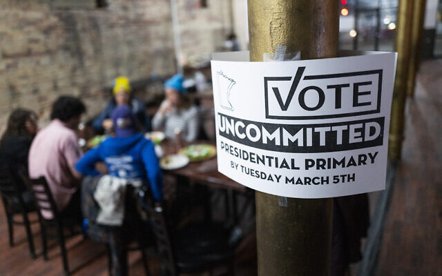 Des personnes rassemblées lors d'une soirée de surveillance de l'Uncommitted Minnesota pendant la primaire présidentielle à Minneapolis, dans le Minnesota, lors du Super Tuesday, le 5 mars 2024. (Crédit : Stephen Maturen/AFP) Des personnes rassemblées lors d'une soirée de surveillance de l'Uncommitted Minnesota pendant la primaire présidentielle à Minneapolis, dans le Minnesota, lors du Super Tuesday, le 5 mars 2024. (Crédit : Stephen Maturen/AFP)