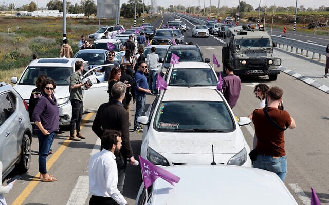 Un convoi de 30 véhicules menés par des activistes israéliens de l’organisation "Standing Together" rassemblés en signe de soutien aux Palestiniens dans la ville d'Ashkelon, dans le sud d'Israël, près de la frontière avec la bande de Gaza, le 7 mars 2024. (Crédit : Jack Guez/AFP)