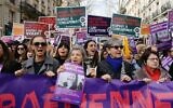 Des militantes du collectif « Nous Vivrons », né après le 7 octobre contre l’antisémitisme, lors d'une marche dans le cadre de la Journée internationale des droits des femmes, à Paris, le 8 mars 2024. (Crédit : Dimitar Dilkoff/AFP)