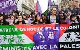 Des militants anti-Israël lors d'une marche dans le cadre de la Journée internationale des droits des femmes, à Paris, le 8 mars 2024. (Crédit : Dimitar Dilikoff/AFP)