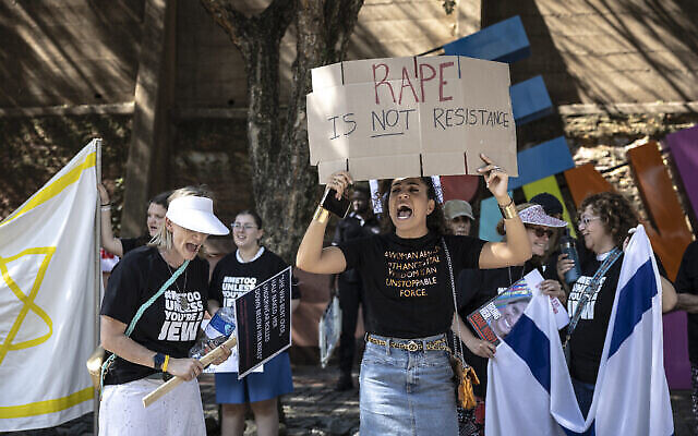 Des manifestantes tiennent des pancartes lors d'une manifestation organisée par le South African Jewish Board of Deputies à l'occasion de la Journée internationale des droits des femmes à Johannesburg, le 8 mars 2024, en soutien aux femmes otages prises par les terroristes du Hamas lors des attaques du 7 octobre 2023. (Crédit : OLYMPIA DE MAISMONT / AFP)