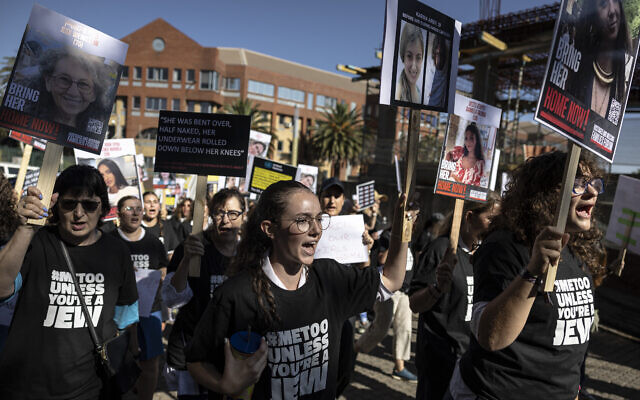 Des manifestantes tiennent des pancartes lors d'une manifestation organisée par le South African Jewish Board of Deputies à l'occasion de la Journée internationale des droits des femmes à Johannesburg, le 8 mars 2024, en soutien aux femmes otages prises par les terroristes du Hamas lors des attaques du 7 octobre 2023. (Crédit : OLYMPIA DE MAISMONT / AFP)