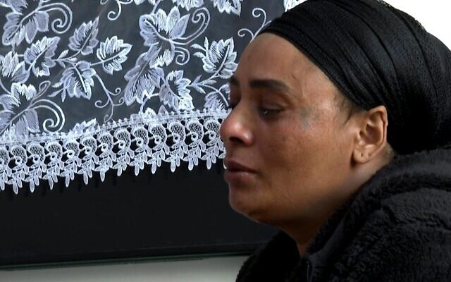 Yegebal Ayalew, une Israélienne d'origine éthiopienne, dont le fils a été tué dans l'attaque sans précédent du 7 octobre commise par le Hamas sur le sol israélien. (Crédit : AFPTV)