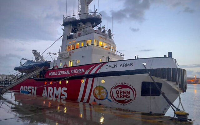 Le navire "Open Arms" amarré dans le port chypriote de Larnaca, sur une photo publiée par l'ONG humanitaire espagnole Proactiva Open Arms le 9 mars 2024, avant son départ prévu pour Gaza. (Crédit : PROACTIVA OPEN ARMS / AFP) Le navire "Open Arms" amarré dans le port chypriote de Larnaca, sur une photo publiée par l'ONG humanitaire espagnole Proactiva Open Arms le 9 mars 2024, avant son départ prévu pour Gaza. (Crédit : PROACTIVA OPEN ARMS / AFP)