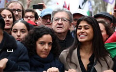 Jean-Luc Mélenchon (au centre), leader de La France Insoumise (LFI), Rima Hassan (à droite), fondatrice franco-palestinienne de l'Observatoire des camps de réfugiés (OCR) et tête de liste de LFI pour les élections européennes, et Manon Aubry (à gauche) brandissent une banderole lors d'une manifestation appelant à un cessez-le-feu à Gaza, place de la République, à Paris, le 9 mars 2024. (Crédit : Emmanuel Dunand/AFP)
