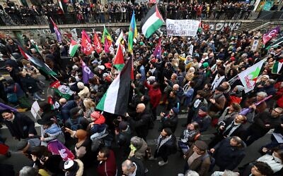 La manifestation contre Israël et pour un cessez-le-feu à Gaza, place de la République à Paris, le 9 mars 2024. (Crédit : Emmanuel Dunand / AFP)