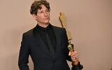 Le réalisateur anglais Jonathan Glazer pose dans la salle de presse avec l'Oscar du meilleur long métrage international pour "La Zone d'Intérêt" lors de la 96e cérémonie annuelle des Oscars au Dolby Theatre à Hollywood, en Californie, le 10 mars 2024. (Crédit : Robyn BECK / AFP)