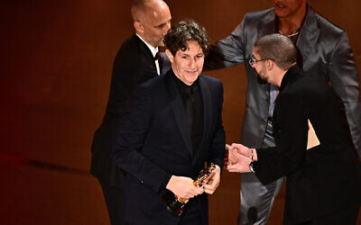 Jonathan Glazer lors de la remise du prix du meilleur film international pour "The Zone of Interest" sur la scène des Oscars, au Dolby Theatre à Hollywood,  à Los Angeles, le 10 mars 2024. (Crédit : Patrick T. Fallon / AFP)