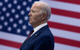 Le président américain Joe Biden peu avant de s’exprimer sur le coût de la vie lors d'un discours au YMCA Allard Center, à Goffstown, dans le New Hampshire, le 11 mars 2024. (Crédit : Brendan Smialowski/AFP)