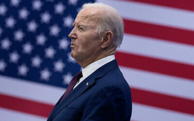 Le président américain Joe Biden peu avant de s’exprimer sur le coût de la vie lors d'un discours au YMCA Allard Center, à Goffstown, dans le New Hampshire, le 11 mars 2024. (Crédit : Brendan Smialowski/AFP)