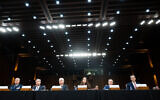 De gauche à droite : le directeur de la Defense Intelligence Agency Jeffrey Kruse ; le directeur du FBI Christopher Wray, le directeur de la CIA William Burns, la directrice des Renseignements nationaux Avril Haines, le lieutenant-général de l'US Air For Timothy Haugh et le vice-Secrétaire d'État aux renseignements et à la recherche Brett Holmgren témoignent devant la Commission spéciale sur le renseignement du sénat américain, le 11 mars 2024. (Crédit : SAUL LOEB / AFP)