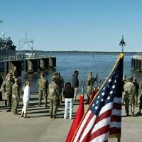 L'équipage de lUSAV SP4 James A. Loux (R) et de l'USAV Wilson Wharf quittent le quai de la base conjointe Langley-Eustis lors d'une présentation aux médias du déploiement de la 7e brigade de transport à Hampton, en Virginie, le 12 mars 2024. La brigade est déployée au Moyen-Orient pour participer au corridor multinational d'aide humanitaire pour Gaza. (Crédit : ROBERTO SCHMIDT / AFP)