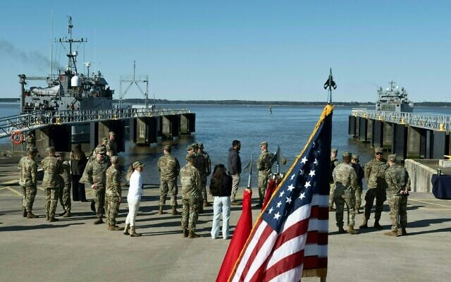 L'équipage de lUSAV SP4 James A. Loux (R) et de l'USAV Wilson Wharf quittent le quai de la base conjointe Langley-Eustis lors d'une présentation aux médias du déploiement de la 7e brigade de transport à Hampton, en Virginie, le 12 mars 2024. La brigade est déployée au Moyen-Orient pour participer au corridor multinational d'aide humanitaire pour Gaza. (Crédit : ROBERTO SCHMIDT / AFP) L'équipage de lUSAV SP4 James A. Loux (R) et de l'USAV Wilson Wharf quittent le quai de la base conjointe Langley-Eustis lors d'une présentation aux médias du déploiement de la 7e brigade de transport à Hampton, en Virginie, le 12 mars 2024. La brigade est déployée au Moyen-Orient pour participer au corridor multinational d'aide humanitaire pour Gaza. (Crédit : ROBERTO SCHMIDT / AFP)